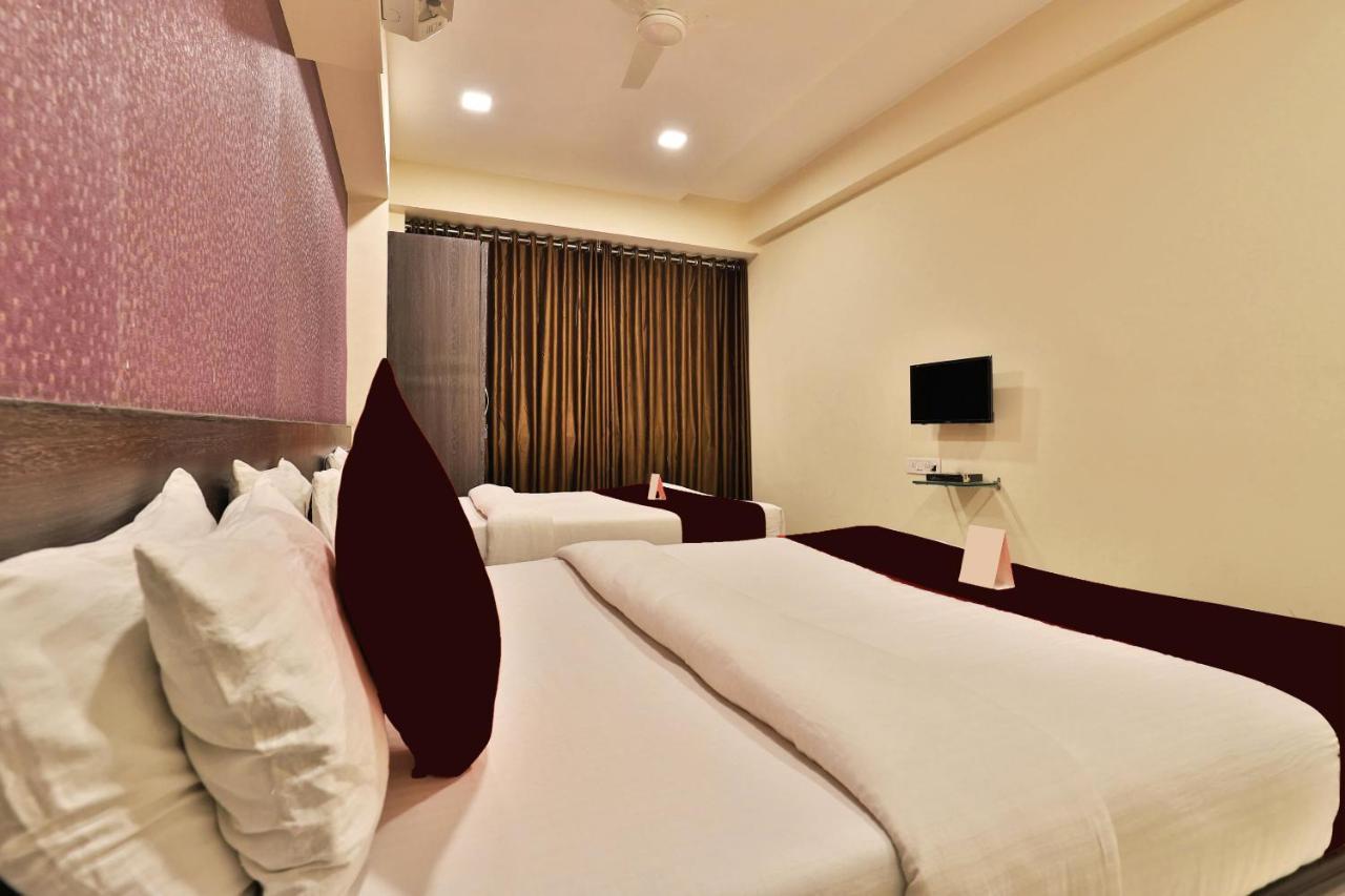 Royal Rituals Hotell Surat Exteriör bild