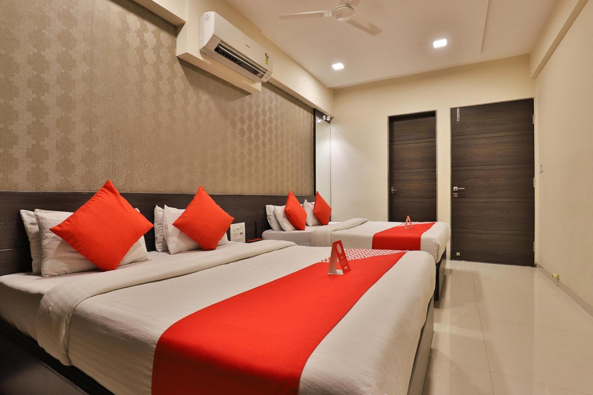 Royal Rituals Hotell Surat Exteriör bild